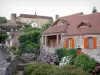 Gargilesse-Dampierre - La torre y el castillo con vista a las casas de campo con las flores (flores) de la aldea