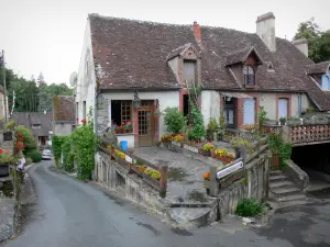 Gargilesse-Dampierre - Las casas con flores (flores) y Lane Village