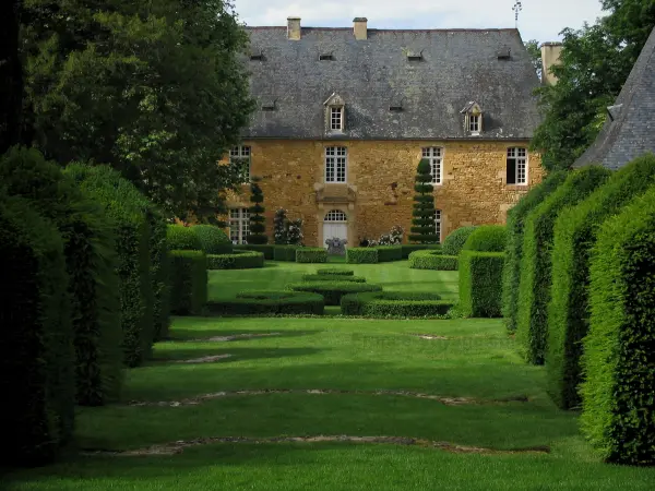 Gärten des Landsitzes von Eyrignac - Landsitz, Rasen, Hecken, geschnittene Sträucher und Bäume, im Périgord Noir