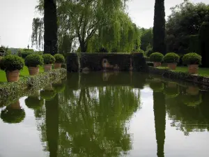 Gärten des Landsitzes von Eyrignac - Wasserbecken umgeben mit Sträuchern in Töpfen