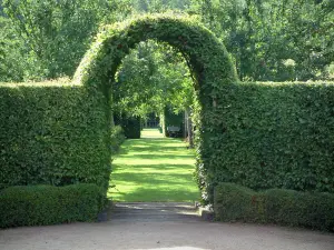 Gärten des Priorats Notre-Dame d'Orsan - Allee des mittelalterlichen Gartens