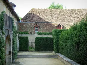 Gärten des Priorats Notre-Dame d'Orsan - Gebäude des ehemaligen Klosters