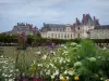 Gärten des Schlosses von Fontainebleau - Blumen des grossen Beetes (französischer Garten) mit Blick auf das Schloss von Fontainebleau