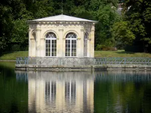 Gärten des Schlosses von Fontainebleau - Pavillon auf dem Karpfenteich und Bäume des Parks im Hintergrund