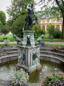 Gärten des Schlosses von Fontainebleau - Brunnen Diane und seine Hunde aus Bronze, Blumen und Bäume des Gartens Diane