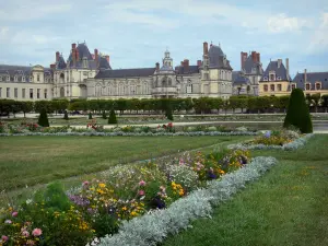 Gärten des Schlosses von Fontainebleau - Grosses Beet (französischer Garten) und seine Blumen, und Schloss Fontainebleau