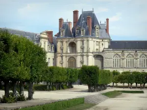 Gärten des Schlosses von Fontainebleau - Lindenalleen und Fassaden des Schlosses von Fontainebleau, darunter das Tor Dorée