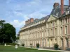 Gärten des Schlosses von Fontainebleau - Fassade des Flügels Ludwig XV., Sträucher in Kübeln, Statuen, Rasenfläche und Bäume