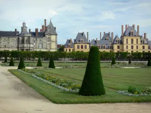 Gärten des Schlosses von Fontainebleau - Grosses Beet (französischer Garten) mit Blick auf die Fassaden des Schlosses von Fontainebleau