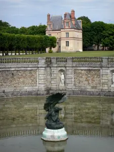 Gärten des Schlosses von Fontainebleau - Wasserfall-Becken und seine Adler Statue aus Bronze, Gartenhaus Sully und Parkbäume im Hintergrund