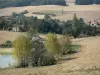 Gascogne Landschaften - Wasserfläche, Bäume und Felder