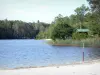 Gascon Landes Regional Nature Park - Hostens departmental estate: beach and lake in a green area