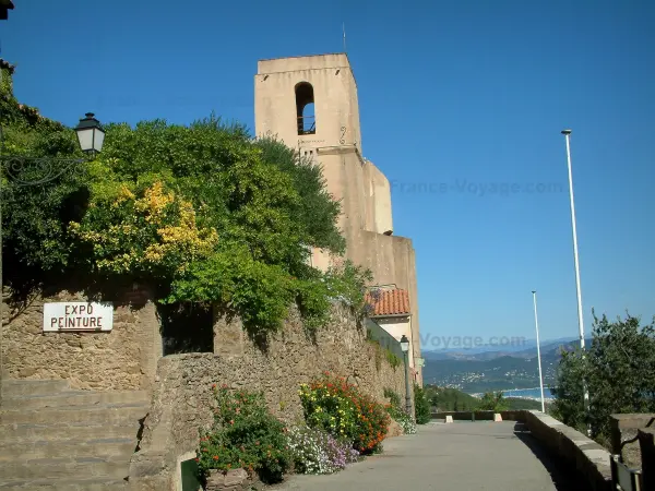Gassin - Escalier, arbres, plantes grimpantes, clocher de l'église, fleurs et collines du littoral en arrière-plan