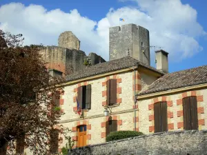 Gavaudun castle - Facade of the town hall of Gavaudun and keep of the fortress