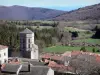 Gebirge Noire - Glockenturm der Kirche Saint-Jean-Baptiste und Dächer des Dorfes Pradelles-Cabardès mit grüner Umgebung