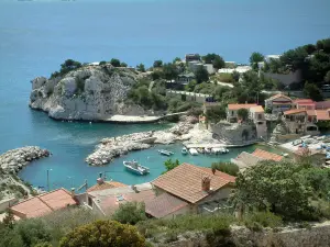 Gebirgskette Estaque - Niolon mit seinen Häusern, seinem Hafen, seiner Felsbucht und das Mittelmeer