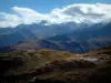 Gebirgspass Croix-de-Fer - Vom Alpenpass aus, Blick auf die Alm (Weiden) und die umliegenden Berge, Wolken im Himmel (Hochalpenstrasse: Route des Grandes Alpes)