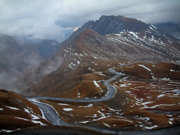 Gebirgspass Galibier - Hochalpenstrasse: Strasse Galibier, Alpenrasen bestreut mit Schnee und Berge