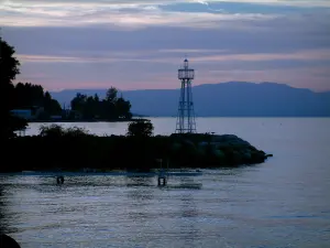 Genfer See - See, Steg, Hafenmole mit einem Semaphor und Hügel im Hintergrund bei Sonnenuntergang