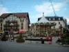 Gérardmer - Place avec habitations, carrousel, bancs et fleurs