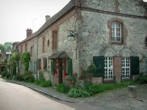 Gerberoy - Maisons en brique et pierre avec des plantes, des fleurs et des rosiers (roses rouges)