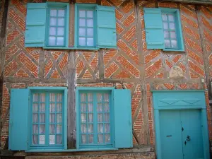 Gerberoy - Façade d'une maison mêlant briques, colombages et volets bleus