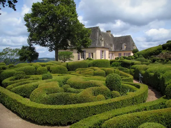 Giardini di Marqueyssac - Castello di bossi e le nuvole nel cielo, nella valle della Dordogna, nel Périgord