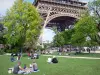 Giardino Jardin du Champ-de-Mars - Picnic sui prati del Champ de Mars, ai piedi della Torre Eiffel