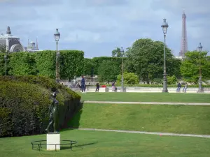 Giardino Jardin des Tuileries - Aree verdi del parco con vista sulla Torre Eiffel