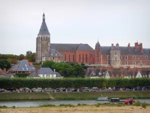 Gien - Chiesa di St. Joan of Arc e il suo campanile, il castello di Anna di Beaujeu che ospita il Museo Internazionale della Caccia, case, alberi e fiume Loira