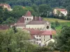 Gigny - Chiesa abbaziale, alberi e le case del villaggio