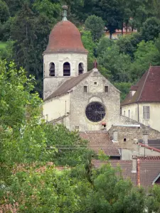 Gigny - Achteckiger Kirchturm der Abteikirche, Häuserdächer und Bäume