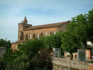 Giroussens - Arbres, place et église du village