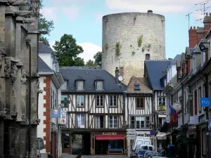 Gisors - Gevangene van de Tower (Castle Gisors) domineert de gevels van huizen in de oude stad