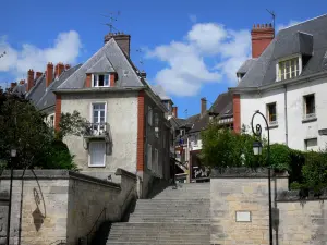 Gisors - Escalier et façades de maisons de la vieille ville