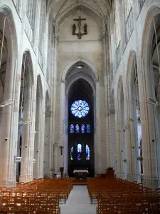 Gisors - Dentro de la iglesia de Saint-Gervais-et-Saint-Protais: nave y el coro