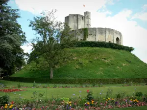 Gisors - Château fort de Gisors : donjon sur sa motte féodale et parterres fleuris du jardin public