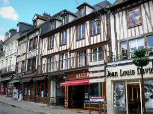 Gisors - Fachadas de casas de madera y tiendas de la Rue de Vienne