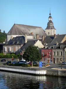 Givet - Saint-Hilaire kerk en huizen van de stad aan de rivier de Maas