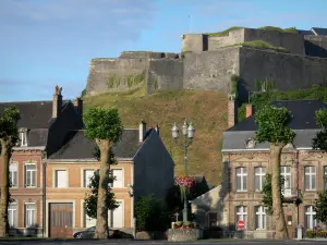 Givet - Charlemont fort met uitzicht op de huizen van de stad