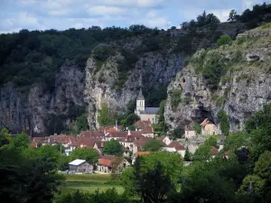 Gluges - Casas de la Iglesia y el pueblo, acantilados y árboles en el valle de la Dordoña, Quercy