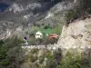 Gole del Guil - Gole Percorso, case, alberi e montagne nel Parco Regionale Naturale del Queyras