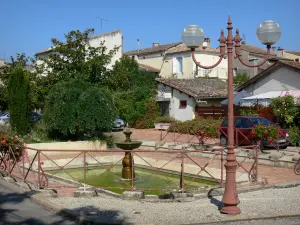 Gontaud-de-Nogaret - Fountain, lamppost and houses of the village