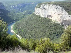 Gorges de l'Ardèche - Forêts et falaises calcaires dominant la rivière Ardèche