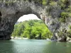 Gorges de l'Ardèche - Pont d'Arc (arche naturelle) enjambant la rivière Ardèche