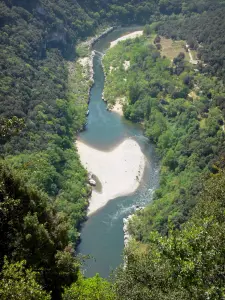 Gorges de l'Ardèche - Vue sur la rivière Ardèche bordée de verdure