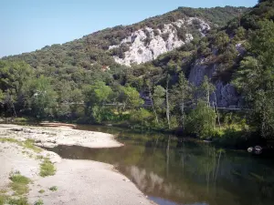 Gorges de la Cèze - Rivière Cèze, arbres au bord de l'eau et parois rocheuses