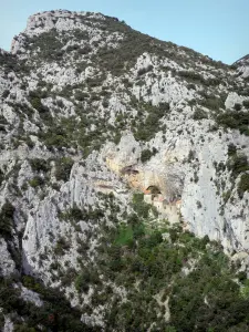 Gorges de Galamus - Ermitage Saint-Antoine de Galamus niché au coeur des falaises calcaires des gorges