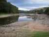 Gorges de la Loire - Fleuve Loire, pierres, rochers, arbres et collines avec un ciel orageux