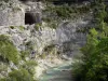 Gorges de la Méouge - Rivière Méouge, arbres au bord de l'eau, parois rocheuses et entrée d'un tunnel